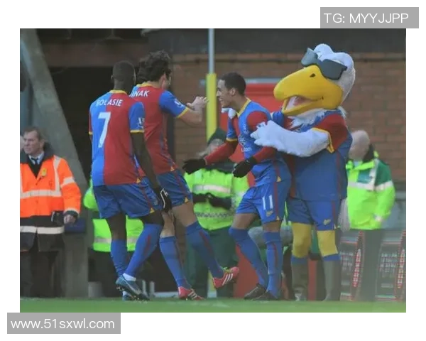 美女与足球明星亲密拥抱瞬间展现甜蜜爱情与运动激情的完美结合